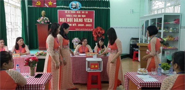 Dang vien tham gia bau cu.jpg